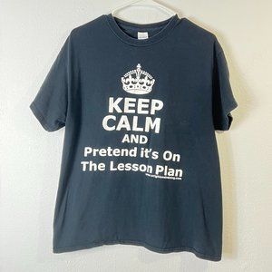 GILDAN T-SHIRT "KEEP CALM AND PRETEND IT'S ON THE LESSON PLAN" SIZE LARGE BLACK